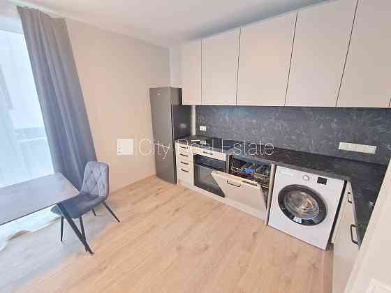 Фасадный дом, реновированный дом, закрытый двор, территория обнесена забором, Rīga