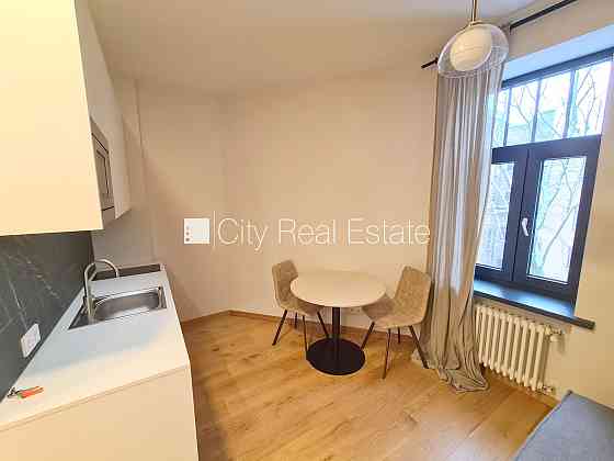 Здание во дворе, реновированный дом, закрытый двор, вход с улицы и со двора, лифт, Rīga