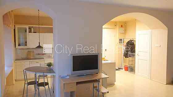 Фасадный дом, реновированный дом, подъездная дорога покрыта брущаткoй, лифт, Рига