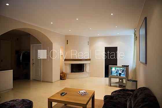 Фасадный дом, реновированный дом, подъездная дорога покрыта брущаткoй, лифт, Рига