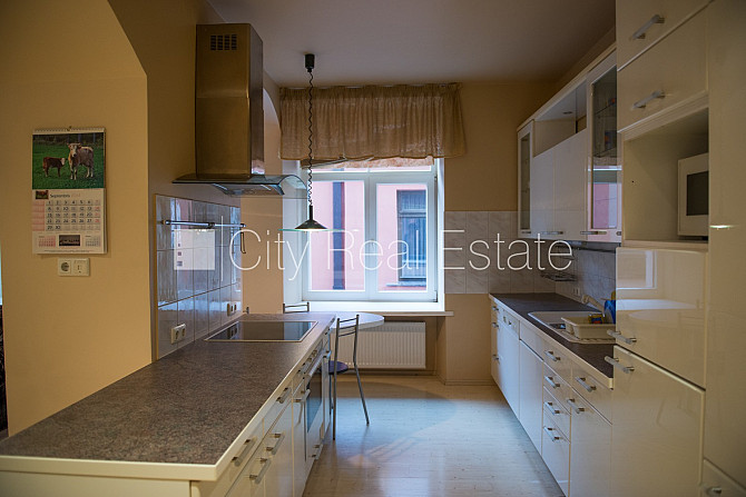 Фасадный дом, реновированный дом, подъездная дорога покрыта брущаткoй, лифт, Рига - изображение 9