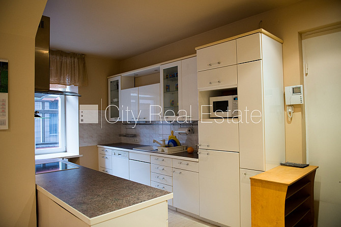 Фасадный дом, реновированный дом, подъездная дорога покрыта брущаткoй, лифт, Рига - изображение 7