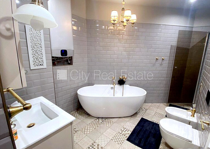 Фасадный дом, реновированный дом, подъездная дорога покрыта брущаткoй, лифт, Рига - изображение 15