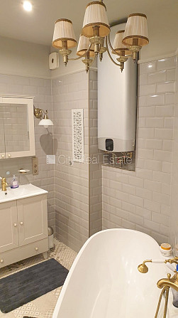 Фасадный дом, реновированный дом, подъездная дорога покрыта брущаткoй, лифт, Рига - изображение 18