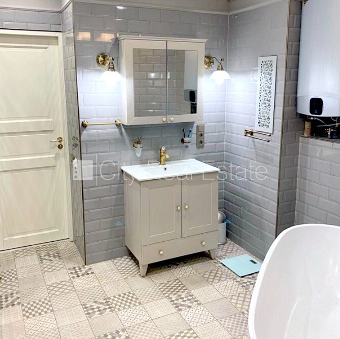 Фасадный дом, реновированный дом, подъездная дорога покрыта брущаткoй, лифт, Рига - изображение 16