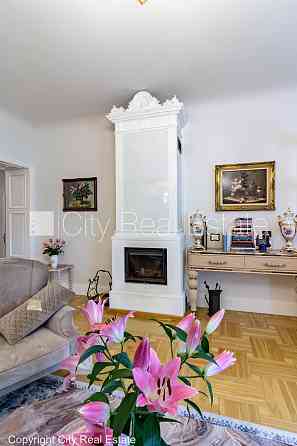 Фасадный дом, реновированный дом, кирпичные стены, вход с улицы и со двора, Рига