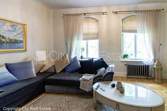 Фасадный дом, реновированный дом, вход с улицы и со двора, количество спален 3 шт., Rīga