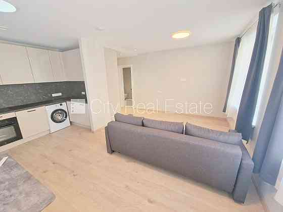 Фасадный дом, реновированный дом, закрытый двор, территория обнесена забором, Rīga