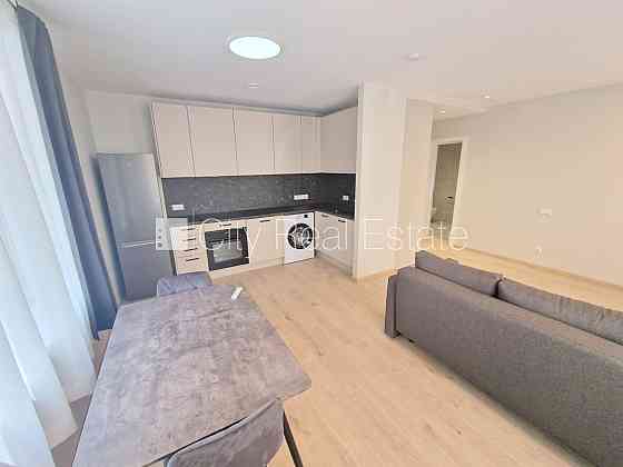 Фасадный дом, реновированный дом, закрытый двор, территория обнесена забором, Rīga