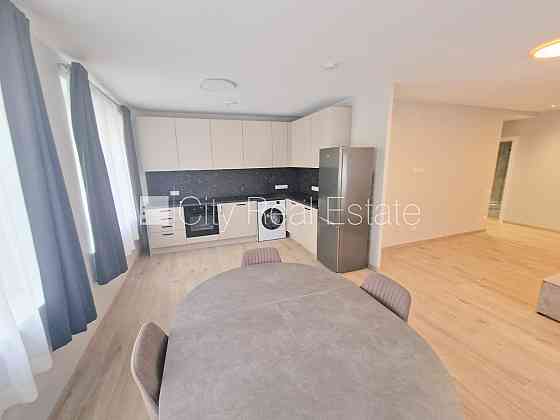 Фасадный дом, реновированный дом, закрытый двор, территория обнесена забором, Rīga