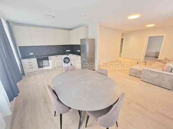 Фасадный дом, реновированный дом, закрытый двор, территория обнесена забором, Rīga