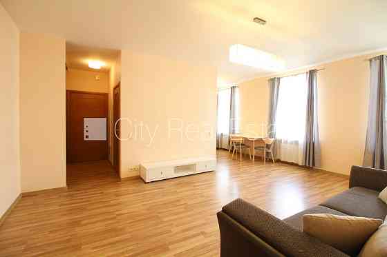 Реновированный дом, закрытый двор, вход со двора, лестничная клетка после Rīga