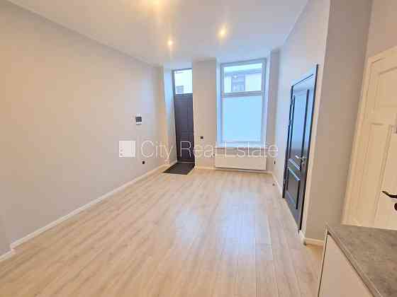 Фасадный дом, реновированный дом, закрытый двор, вход с улицы, окна выходят на Rīga