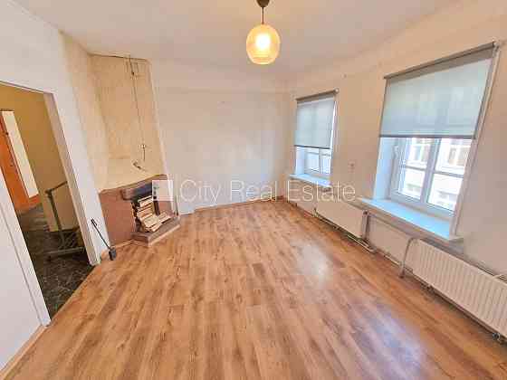 Фасадный дом, реновированный дом, закрытый двор, вход с улицы, лестничная клетка Рига