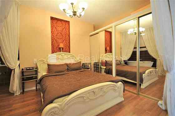 Фасадный дом, реновированный дом, вход с улицы, лифт, лестничная клетка после Рига