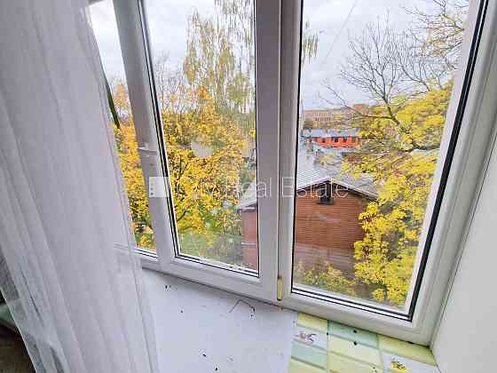 Дом во дворе, закрытый двор, вход с улицы, лестничная клетка после косметического Rīga