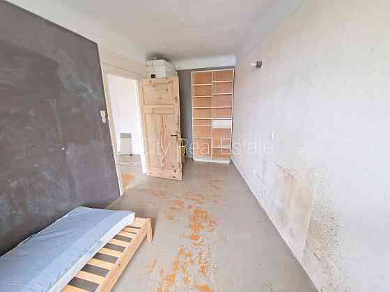 Дом во дворе, закрытый двор, вход с улицы, лестничная клетка после косметического Rīga