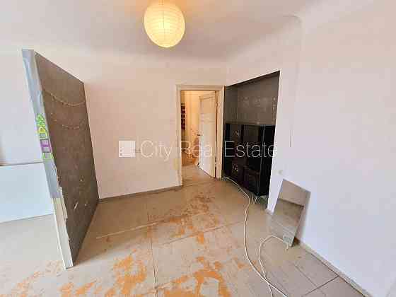 Дом во дворе, закрытый двор, вход с улицы, лестничная клетка после косметического Rīga