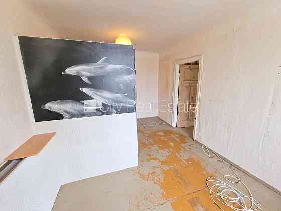 Дом во дворе, закрытый двор, вход с улицы, лестничная клетка после косметического Rīga