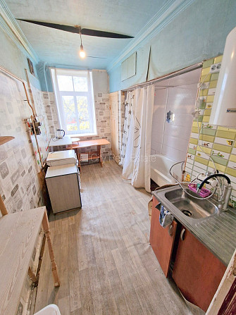 Pagalma māja, slēgts pagalms, ieeja no ielas, kāpņu telpa pēc kosmētiskā remonta, logi Rīga - foto 14