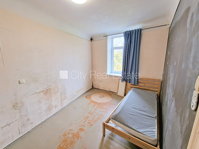 Pagalma māja, slēgts pagalms, ieeja no ielas, kāpņu telpa pēc kosmētiskā remonta, logi Rīga - foto 11