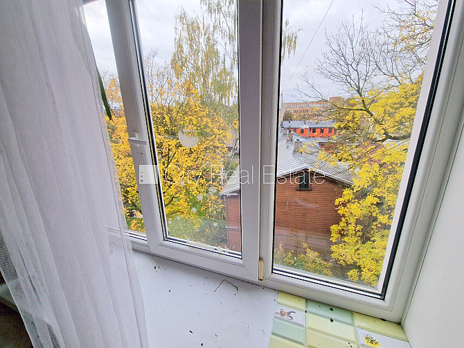 Pagalma māja, slēgts pagalms, ieeja no ielas, kāpņu telpa pēc kosmētiskā remonta, logi Rīga - foto 3