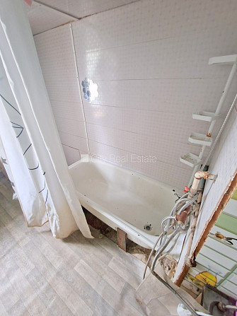 Pagalma māja, slēgts pagalms, ieeja no ielas, kāpņu telpa pēc kosmētiskā remonta, logi Rīga - foto 17