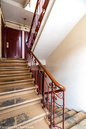 Pagalma māja, slēgts pagalms, ieeja no ielas, kāpņu telpa pēc kosmētiskā remonta, logi Rīga - foto 20