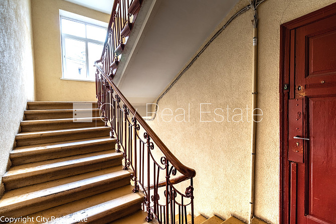 Pagalma māja, slēgts pagalms, ieeja no ielas, kāpņu telpa pēc kosmētiskā remonta, logi Rīga - foto 19