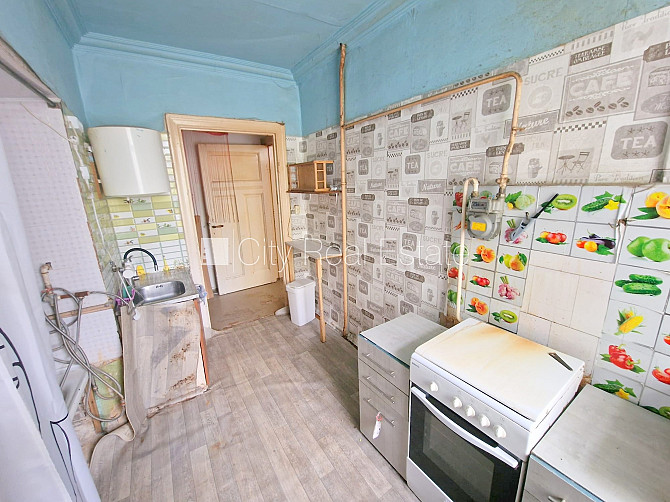 Pagalma māja, slēgts pagalms, ieeja no ielas, kāpņu telpa pēc kosmētiskā remonta, logi Rīga - foto 12