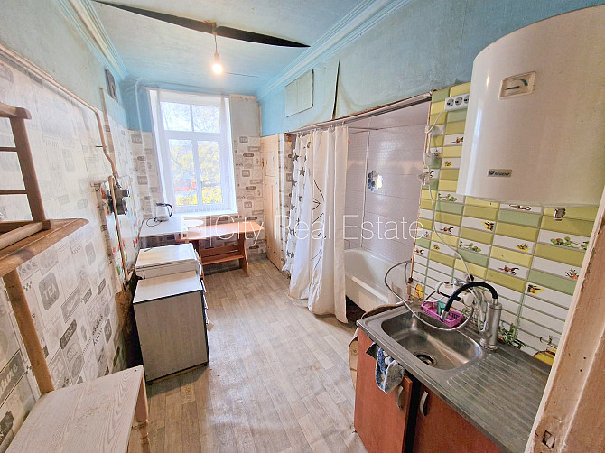 Pagalma māja, slēgts pagalms, ieeja no ielas, kāpņu telpa pēc kosmētiskā remonta, logi Rīga - foto 13