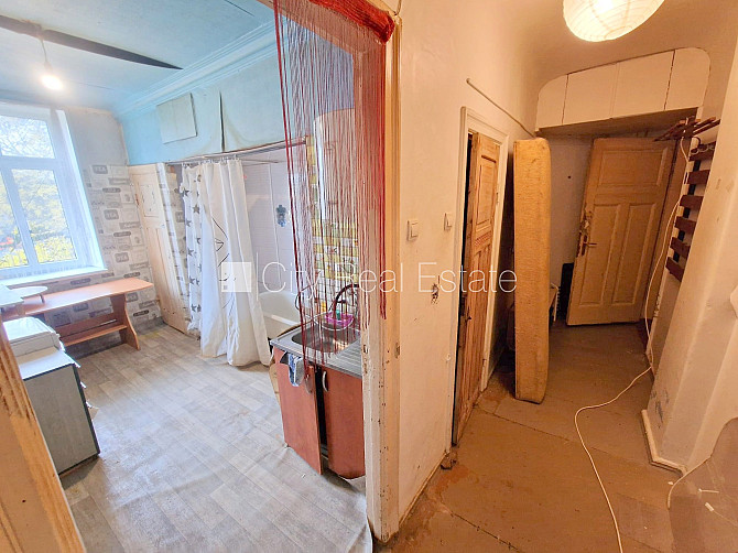 Pagalma māja, slēgts pagalms, ieeja no ielas, kāpņu telpa pēc kosmētiskā remonta, logi Rīga - foto 18