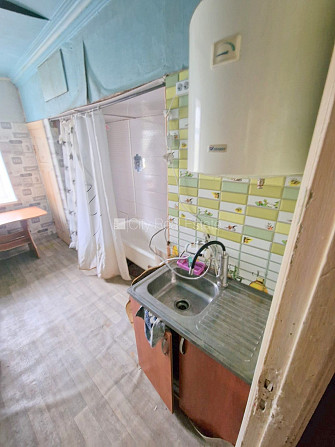 Pagalma māja, slēgts pagalms, ieeja no ielas, kāpņu telpa pēc kosmētiskā remonta, logi Rīga - foto 16