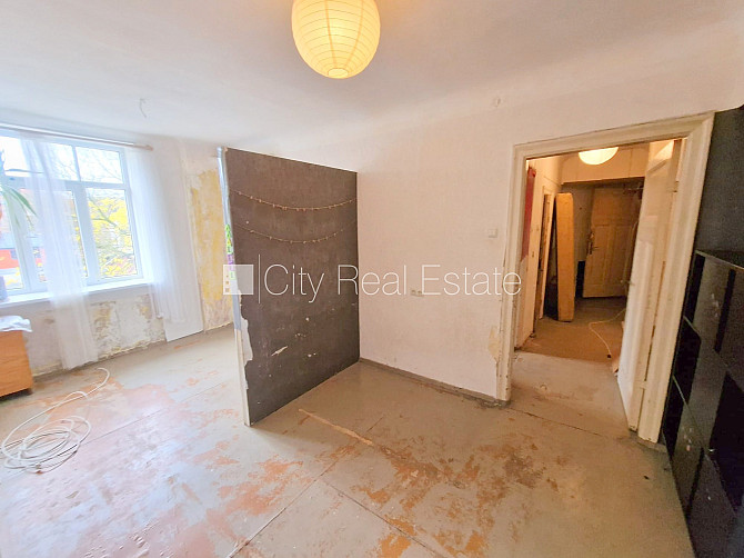 Pagalma māja, slēgts pagalms, ieeja no ielas, kāpņu telpa pēc kosmētiskā remonta, logi Rīga - foto 9