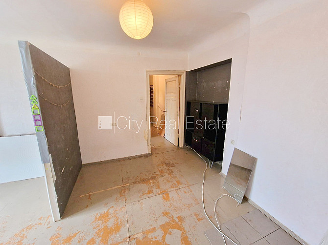 Pagalma māja, slēgts pagalms, ieeja no ielas, kāpņu telpa pēc kosmētiskā remonta, logi Rīga - foto 4