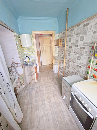 Pagalma māja, slēgts pagalms, ieeja no ielas, kāpņu telpa pēc kosmētiskā remonta, logi Rīga - foto 15