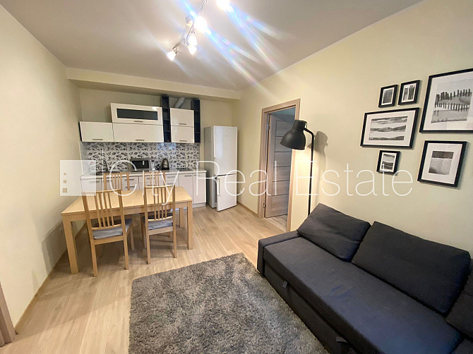 Дом во дворе, закрытый двор, лестничная клетка после капитального ремонта, Рига - изображение 13