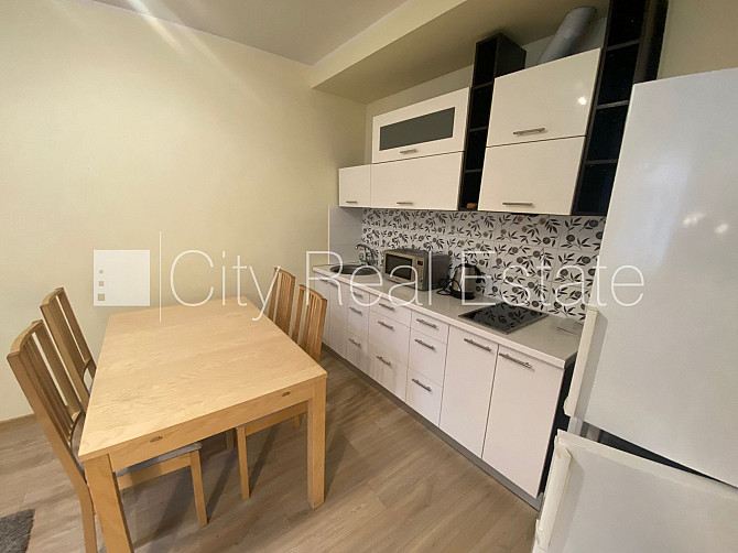 Дом во дворе, закрытый двор, лестничная клетка после капитального ремонта, Рига - изображение 15