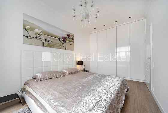 Здание во дворе, реновированный дом, благоустроенный озеленённый двор, Rīga