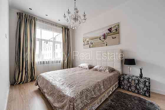 Здание во дворе, реновированный дом, благоустроенный озеленённый двор, Rīga