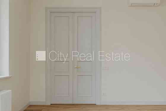 Фасадный дом, реновированный дом, установлены солнечные панели , благоустроенный Рига