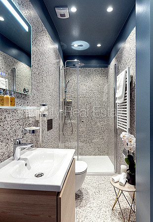 Новостройка, фасадный дом, благоустроенная озеленённая территория, подземная Юрмала - изображение 17