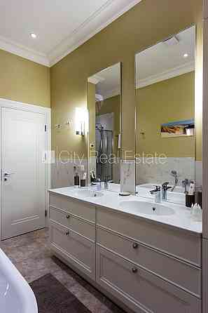 Новостройка, фасадный дом, зеленая территория, благоустроенная озеленённая Юрмала