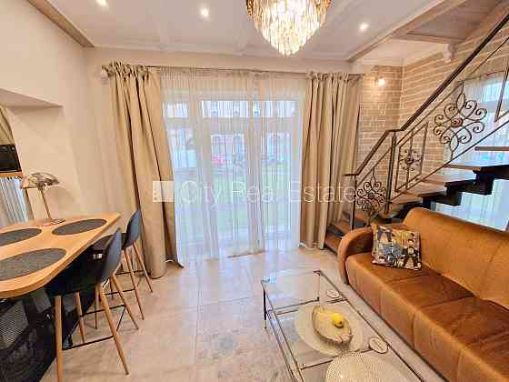 Фасадный дом, зеленая территория, закрытый двор, вход с улицы и со двора, окна Rīga