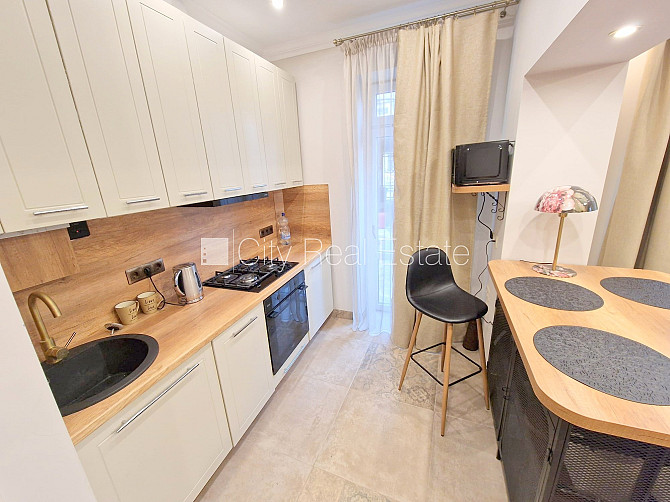 Фасадный дом, зеленая территория, закрытый двор, вход с улицы и со двора, окна Рига - изображение 9