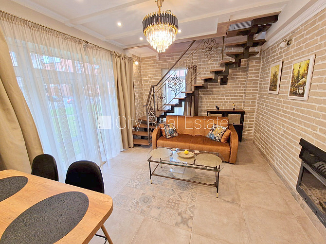 Фасадный дом, зеленая территория, закрытый двор, вход с улицы и со двора, окна Рига - изображение 1