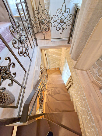 Фасадный дом, зеленая территория, закрытый двор, вход с улицы и со двора, окна Рига - изображение 15