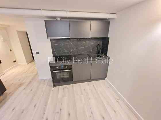 Фасадный дом, реновированный дом, закрытый двор, вход с улицы, полуподвал, Рига