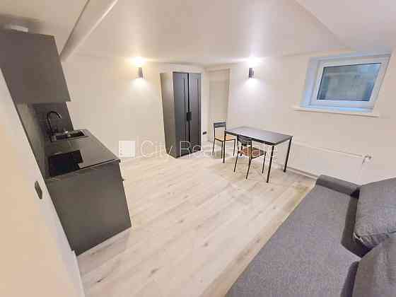 Фасадный дом, реновированный дом, закрытый двор, вход с улицы, полуподвал, Рига