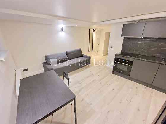 Фасадный дом, реновированный дом, закрытый двор, вход с улицы, полуподвал, Рига